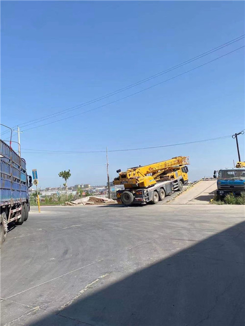 锡林浩特市25吨吊车的租赁价格大概是多少？