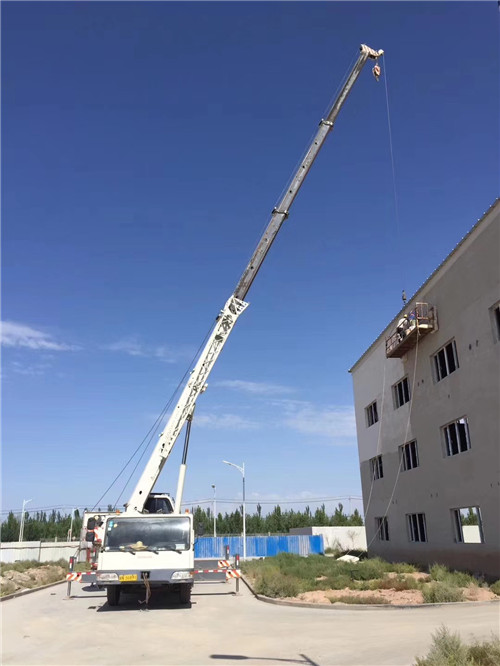 锡林浩特市“轻装强干”—— 吊车的 “轻量化臂架” 技术